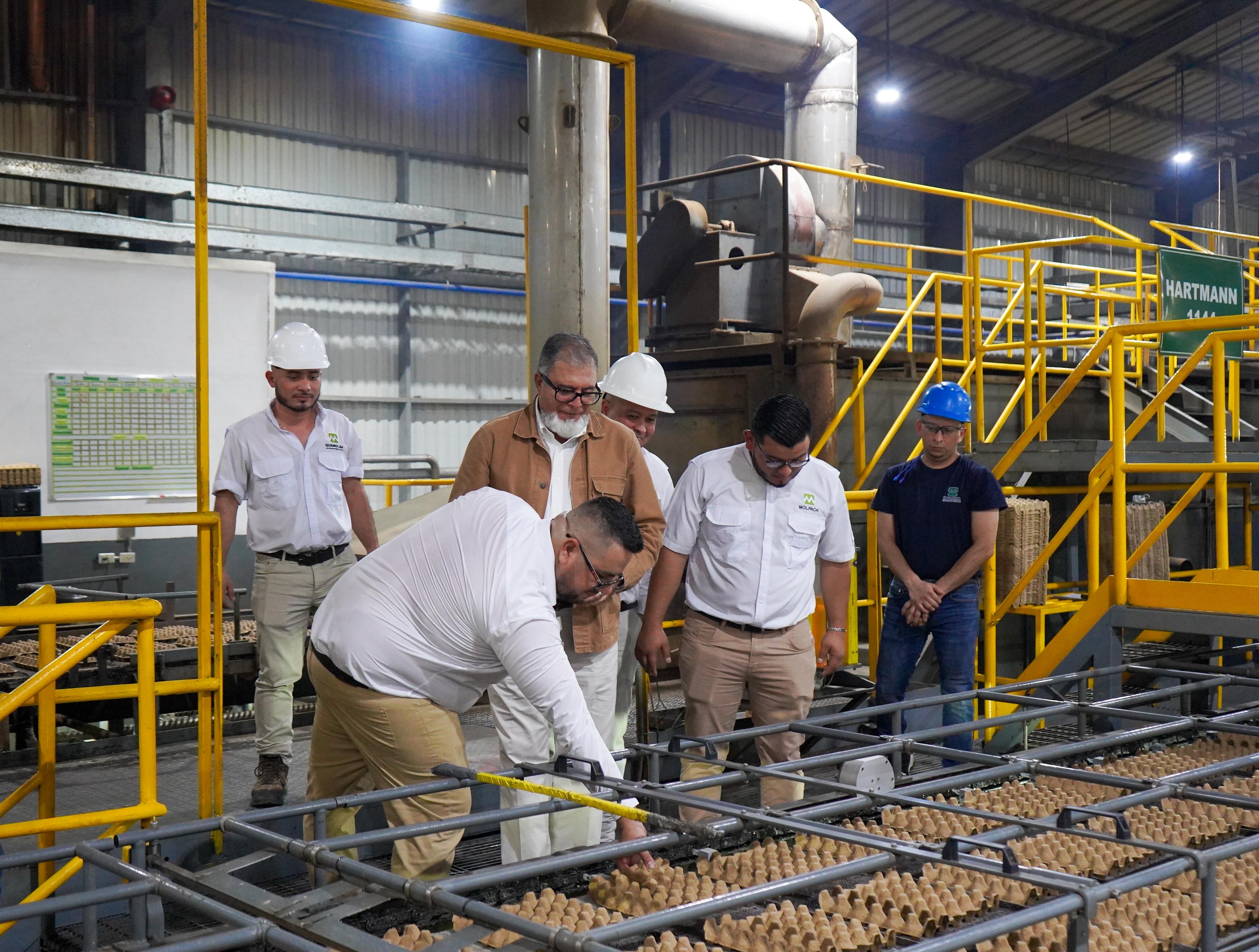 Ministro de Desarrollo visitó la planta de Molpack / Molcasa donde se fabrican separadores y portavasos elaborados de material reciclado